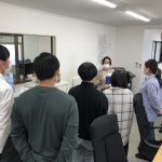 オフィス見学の様子です。働いている社員にインタビューをしたり、実際の業務の様子を見学します。