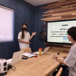 オフィス見学の様子です。働いている社員にインタビューをしたり、実際の業務の様子を見学します。